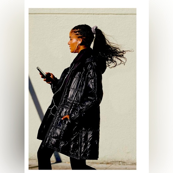 NWT FREE PEOPLE MOVEMENT Patricia Packable Poncho Puffer in Black size Medium - Picture 2 of 9